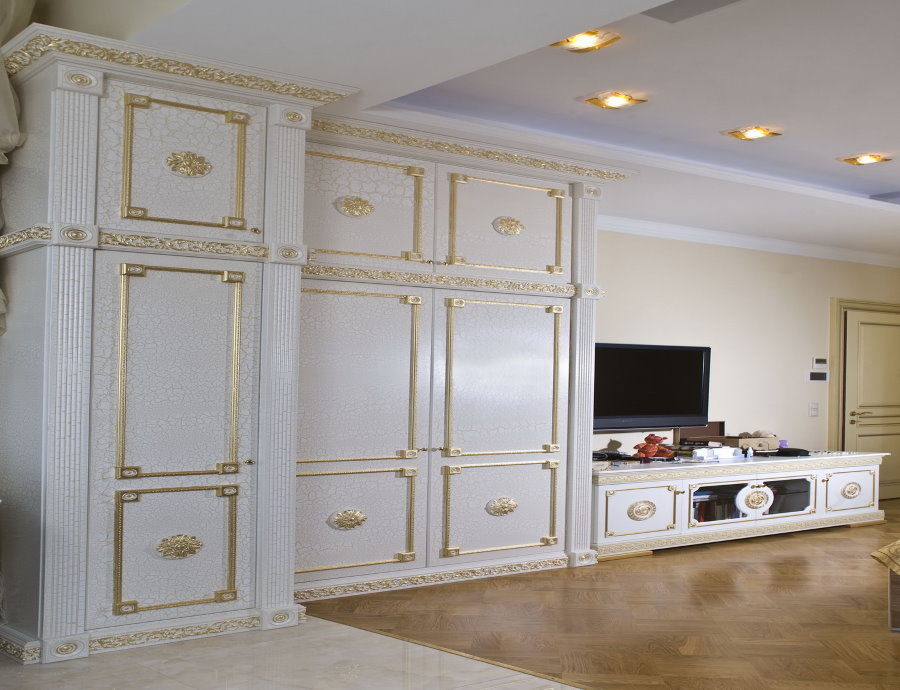 Balta siena ar spīdumu klasiskā viesistabā