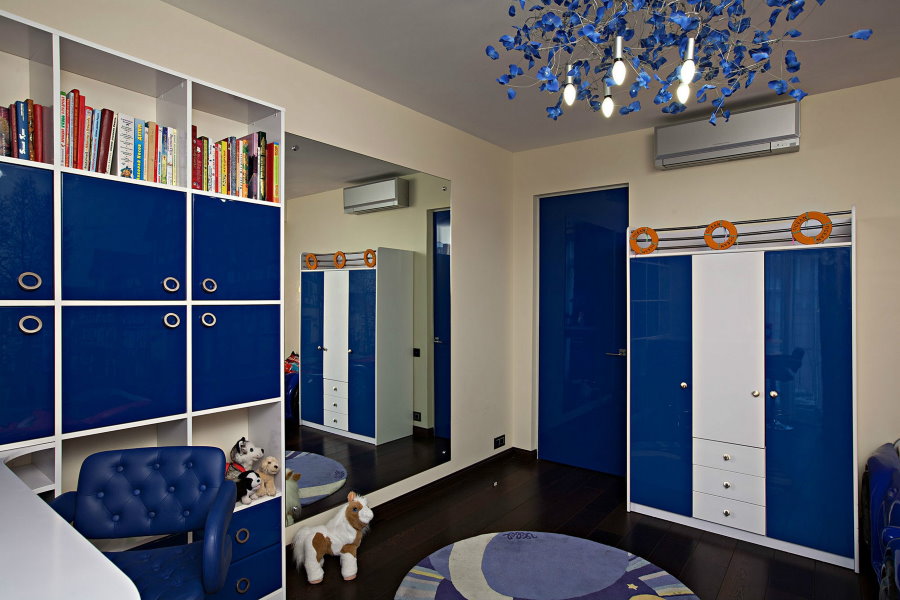 Bir öğrencinin odasında mavi ve beyaz mobilya