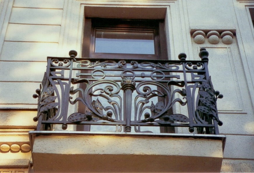 Garde-corps en fonte sur un petit balcon