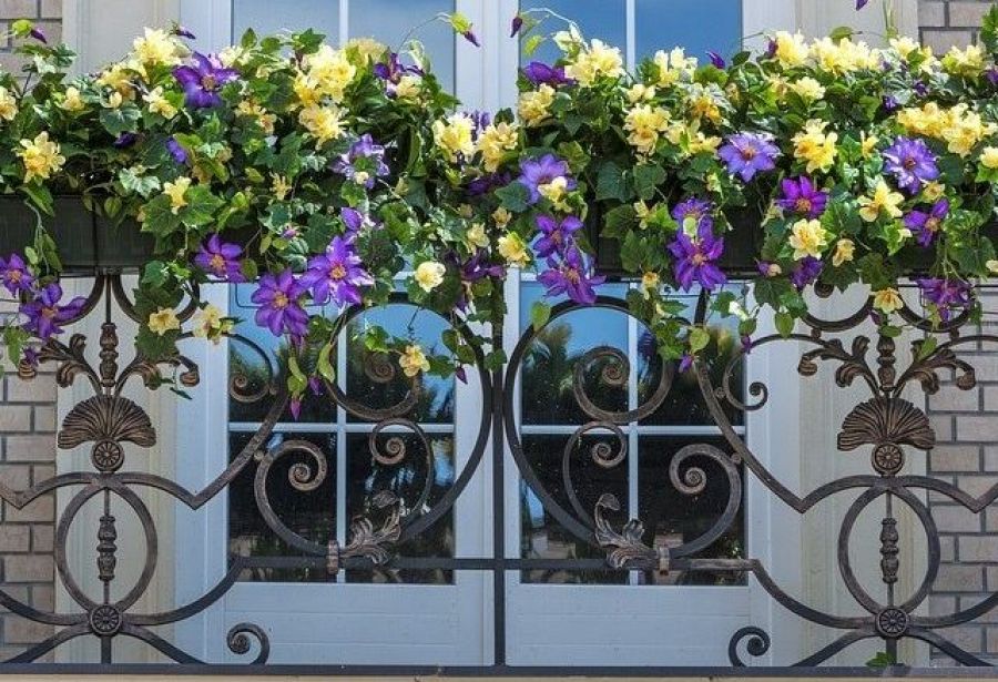 Balkon korkuluğunun taze çiçeklerle süslenmesi