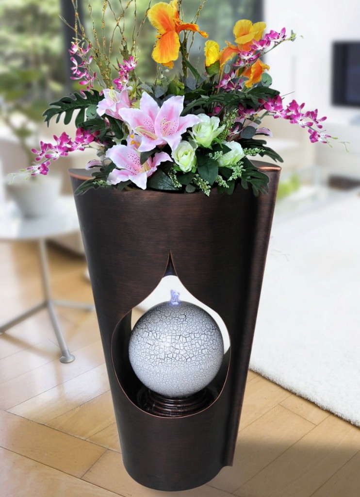 מזרקת שולחן בצורת אגרטל עם פרחים