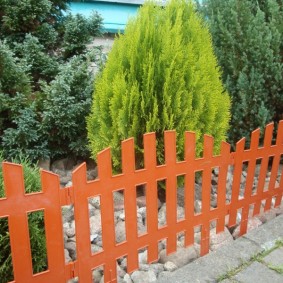 bahçe dekorasyonu için dekoratif çit