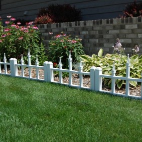 bahçe dekorasyon fikirleri için dekoratif çit