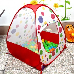 bērnu nama telts ar bumbiņām