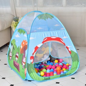 bērnu nama telts ar bumbiņu foto