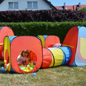 bērnu māja ar tuneli ar bumbiņām