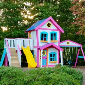 çocuk oyun alanı olan küçük orman evi