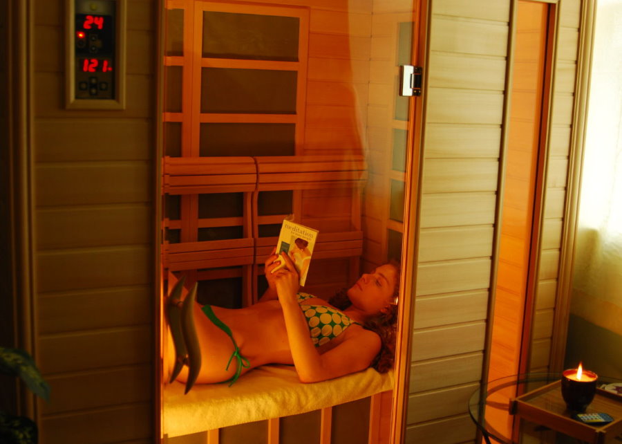 Batang babae sa isang compact sauna sa isang loggia ng isang apartment