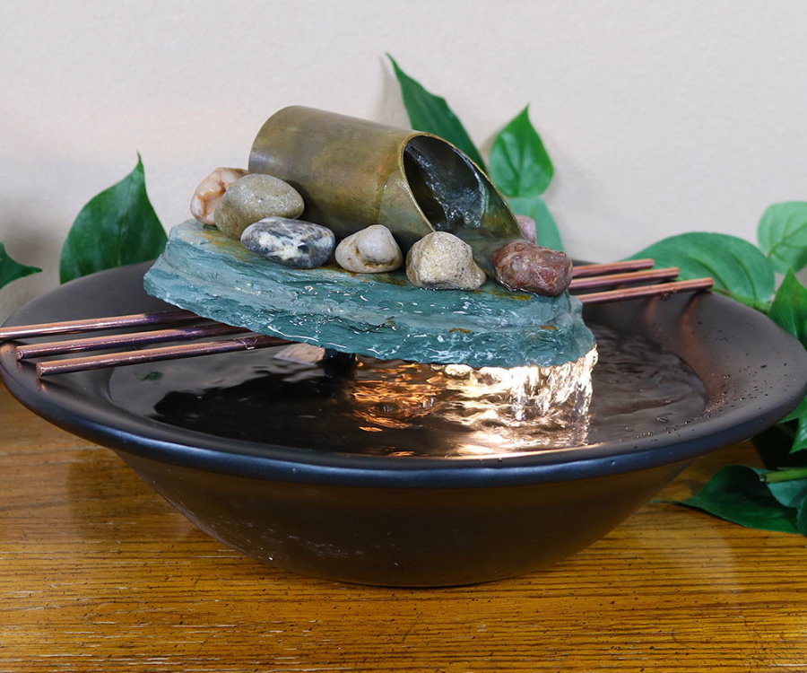 Fontaine miniature dans une assiette en porcelaine