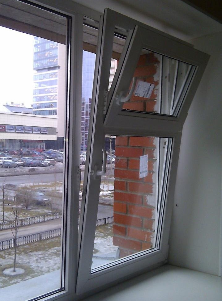 Fenêtre en plastique avec une fenêtre pour aérer le balcon