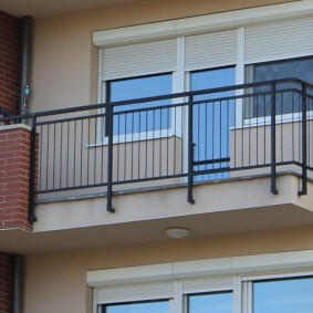 Balcon ouvert avec garde-corps en métal