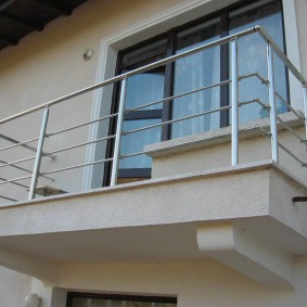 Garde-corps en acier inoxydable sur le balcon ouvert