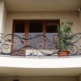 Clôture forgée sur le balcon d'une maison privée