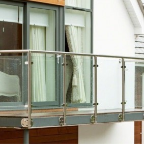 Balkon korkuluk sütunları arasında cam ekranlar