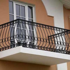 Garde-corps noir sur un petit balcon