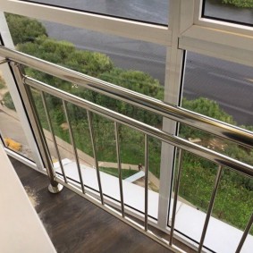 Garde-corps en acier inoxydable sur le balcon panoramique