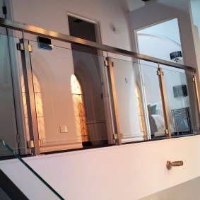 Garde-corps de balcon en métal et verre