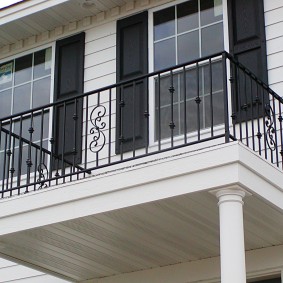 Destek direkleri ile özel bir evin balkon