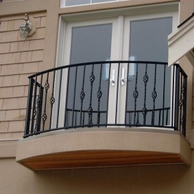 Garde-corps simple sur un petit balcon