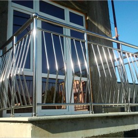 Petit balcon avec garde-corps en acier inoxydable