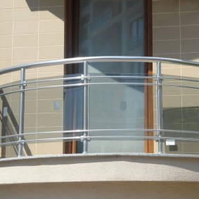 Porte étroite sur un balcon ouvert