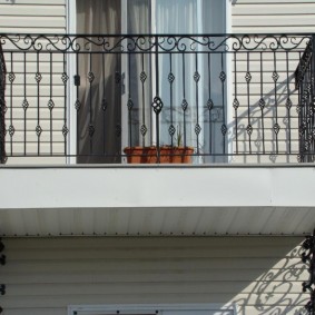 Metal korkuluklu küçük balkon