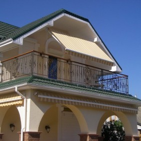 Marquise en tissu sur le balcon d'une maison de campagne