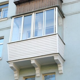 Fenêtres en plastique sur le balcon de l'appartement