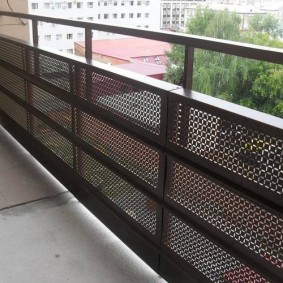 Paravent métallique sur balustrade de balcon