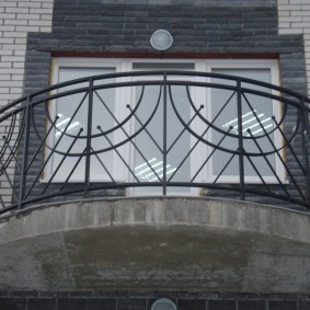 Garde-corps en acier sur le balcon ovale