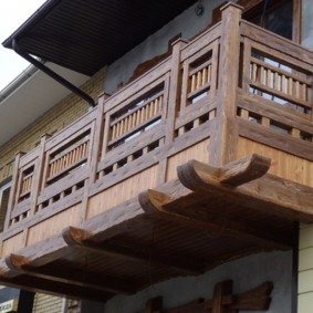 Garde-corps en bois sur le balcon d'une maison rurale
