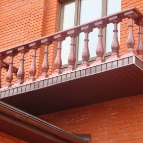 Balustrade de balcon en plastique dans une maison en brique
