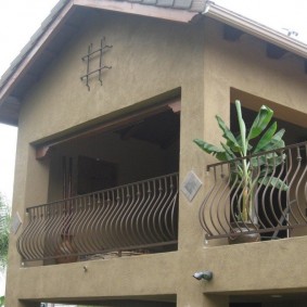 Clôture métallique de la terrasse de la maison