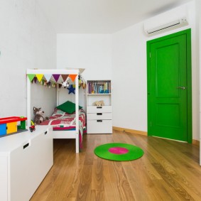 Çocuk odasında yeşil kapı
