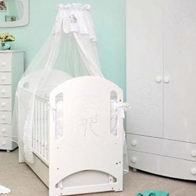 חופה לבנה מעל מיטת תינוק