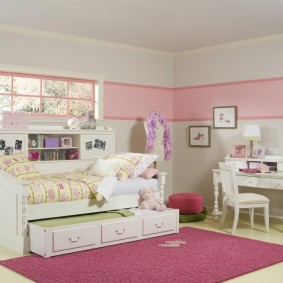 Giấy dán tường màu hồng trong phòng bé gái