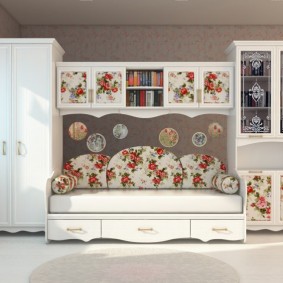 Children's wall with a chest of drawers and a wardrobe