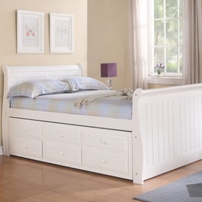 Practical bed with comfortable drawers
