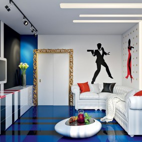 Baltas mēbeles uz viesistabas zilās grīdas