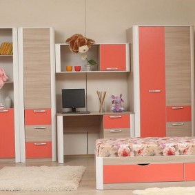 Pembe cepheli çocuk odası mobilyaları