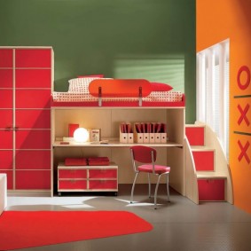 Façades rouges sur des meubles modulaires