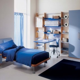 Couverture bleue sur le lit d'un garçon