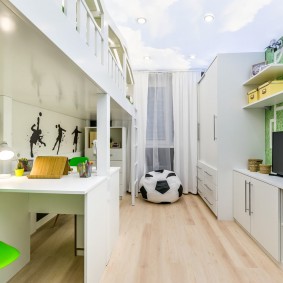 Cameră pentru copii mici, cu mobilier alb