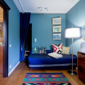 Bir yatak odasında mavi duvarlar