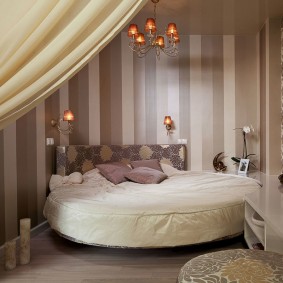 Yuvarlak yataklı rahat yatak odası