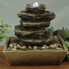 Cascade de table en pierre plate