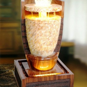 ahşap taban üzerinde dekoratif bir çeşme masa modeli