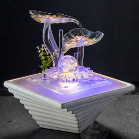 Éléments en verre dans une fontaine décorative