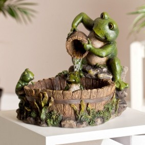 Bir peri kurbağa şeklinde ev çeşme