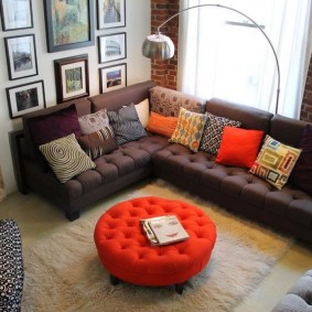 פוף אדום מול הספה בסלון